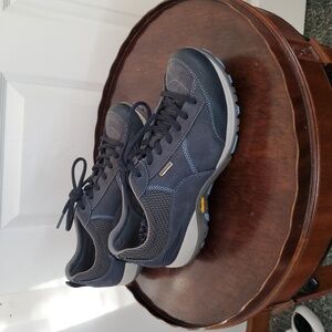 Dansko Vibram Waterproof Slip Resistant  Outdoor Womens Shoes Size 👟 38